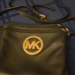 Michael kors crossbody bag. Excelente condition .